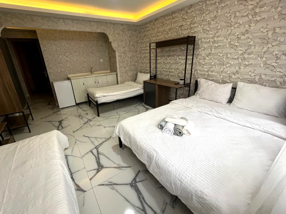 Ankara apart otel Ankara apart otel – apart konaklamada çalışma alanı ve iki yataklı oda düzeni