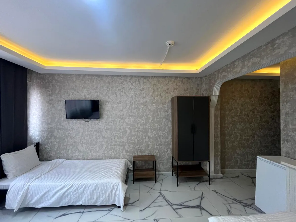 Ankara günlük kiralık ev – çift kişilik yatak ve oturma alanı bulunan konaklama odası