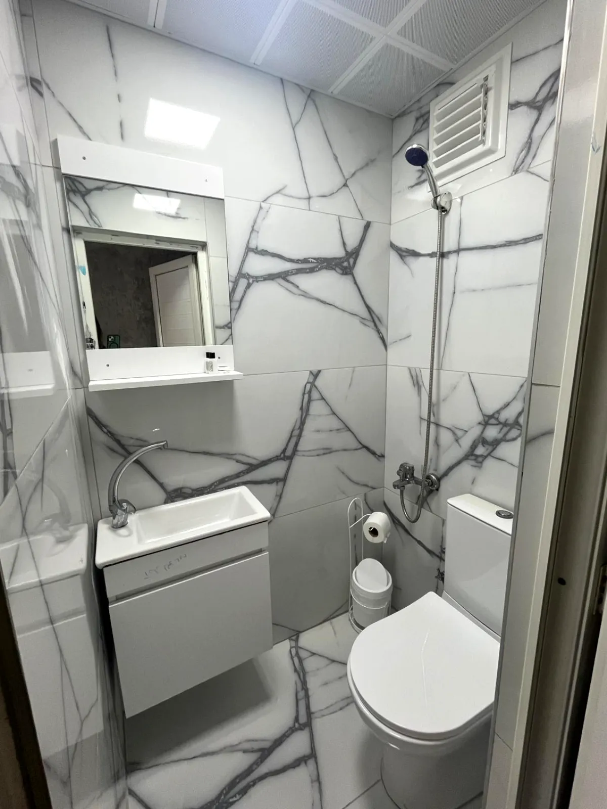 Ankara pansiyon Ankara pansiyon – pansiyon odasında özel banyo ve lavabo