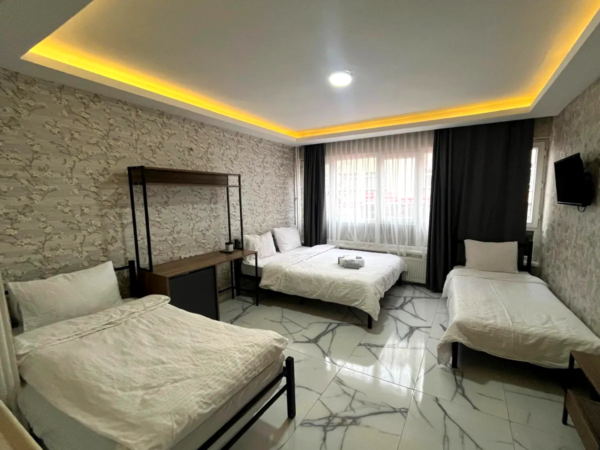 Çankaya günlük kiralık ev – günlük kiralık dairede çalışma masası ve çift kişilik yatak