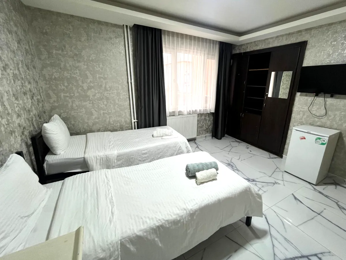 Çankaya günlük kiralık ev – günlük kiralık evde aydınlık yatak odası