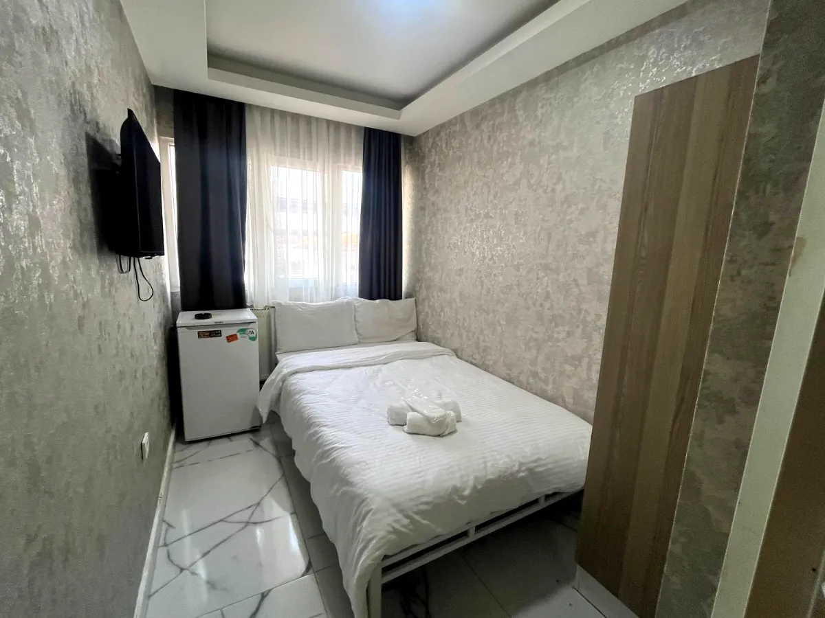 Kızılay apart otel – apart odada yatak ve dolap düzeni